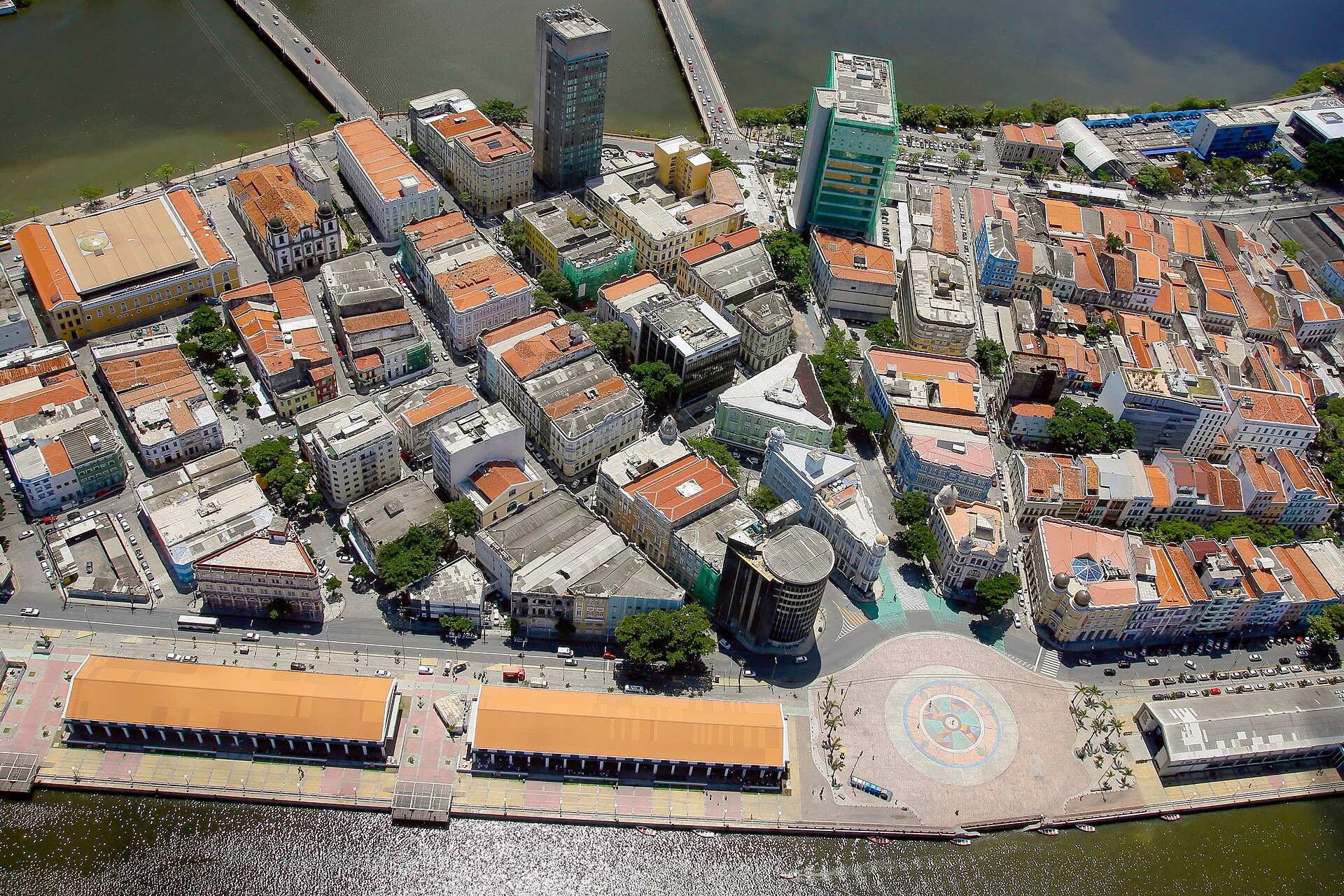 Vista aérea do Recife Antigo, com os armazéns do cais e a praça circular do Marco Zero