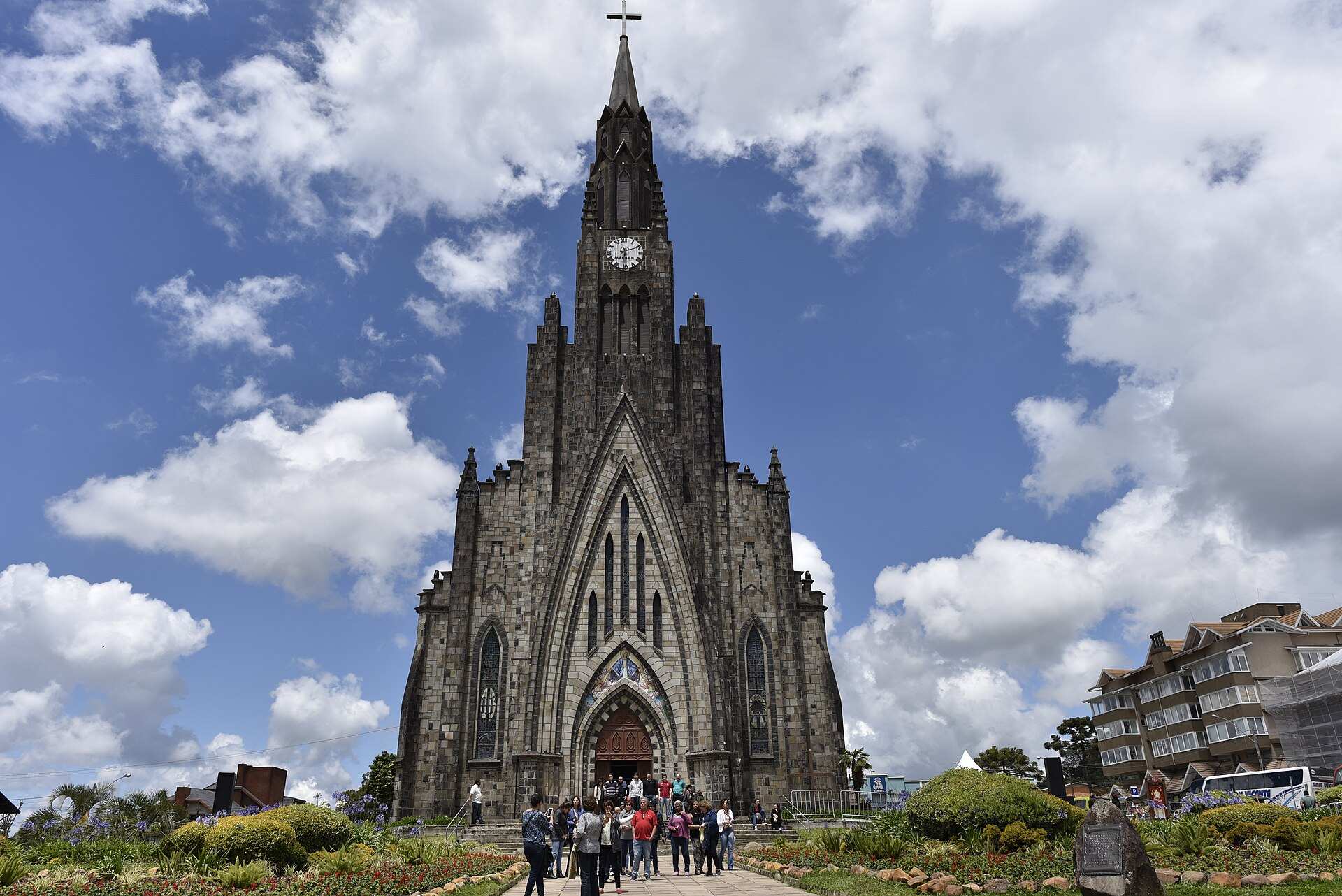 Fachada da Catedral de Pedra, em Canela, com a torre e o carrilhão sob céu azul