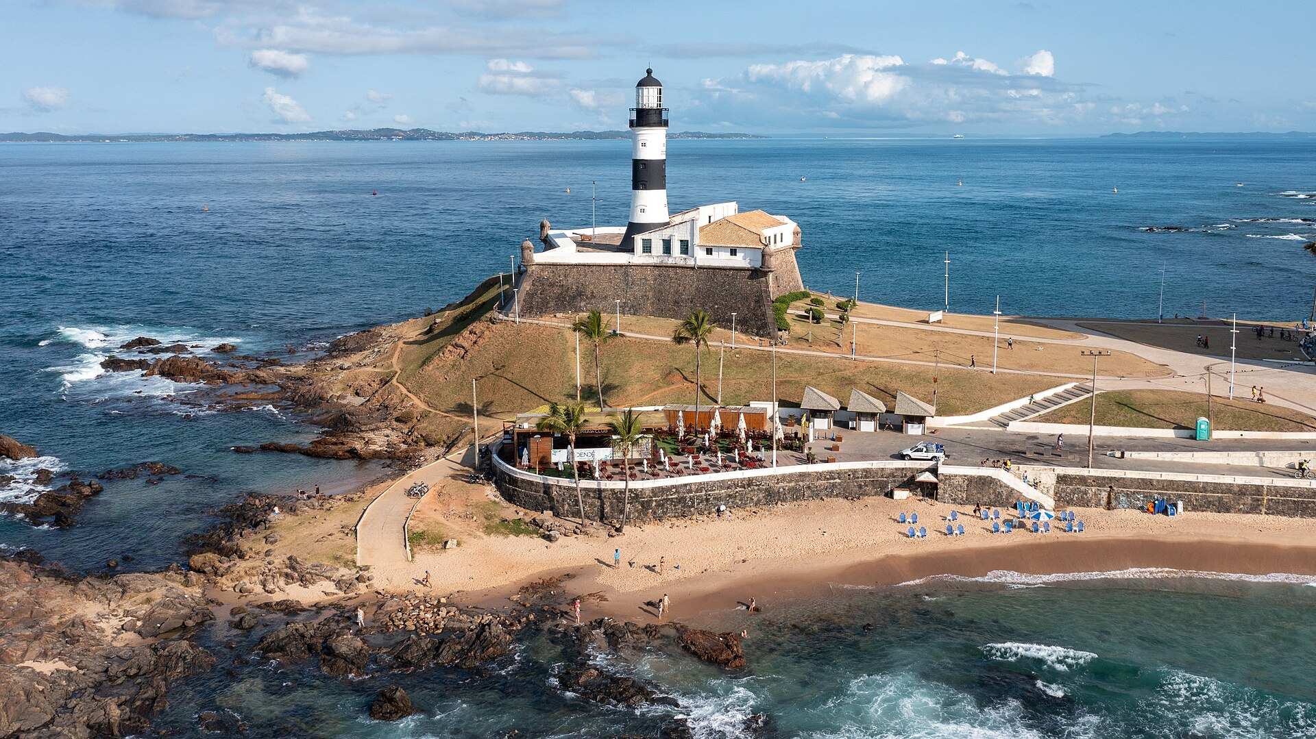 Vista aérea do Farol da Barra e do forte, na ponta da península de Salvador, com o mar em volta