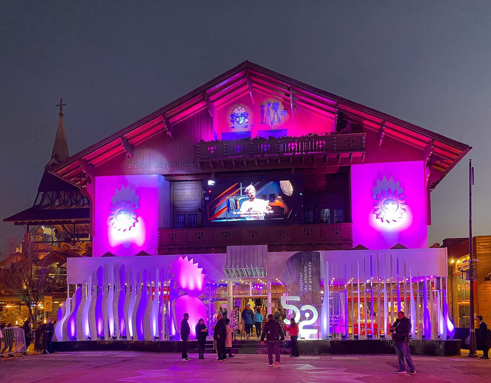 Fachada iluminada do Palácio dos Festivais durante o Festival de Cinema de Gramado